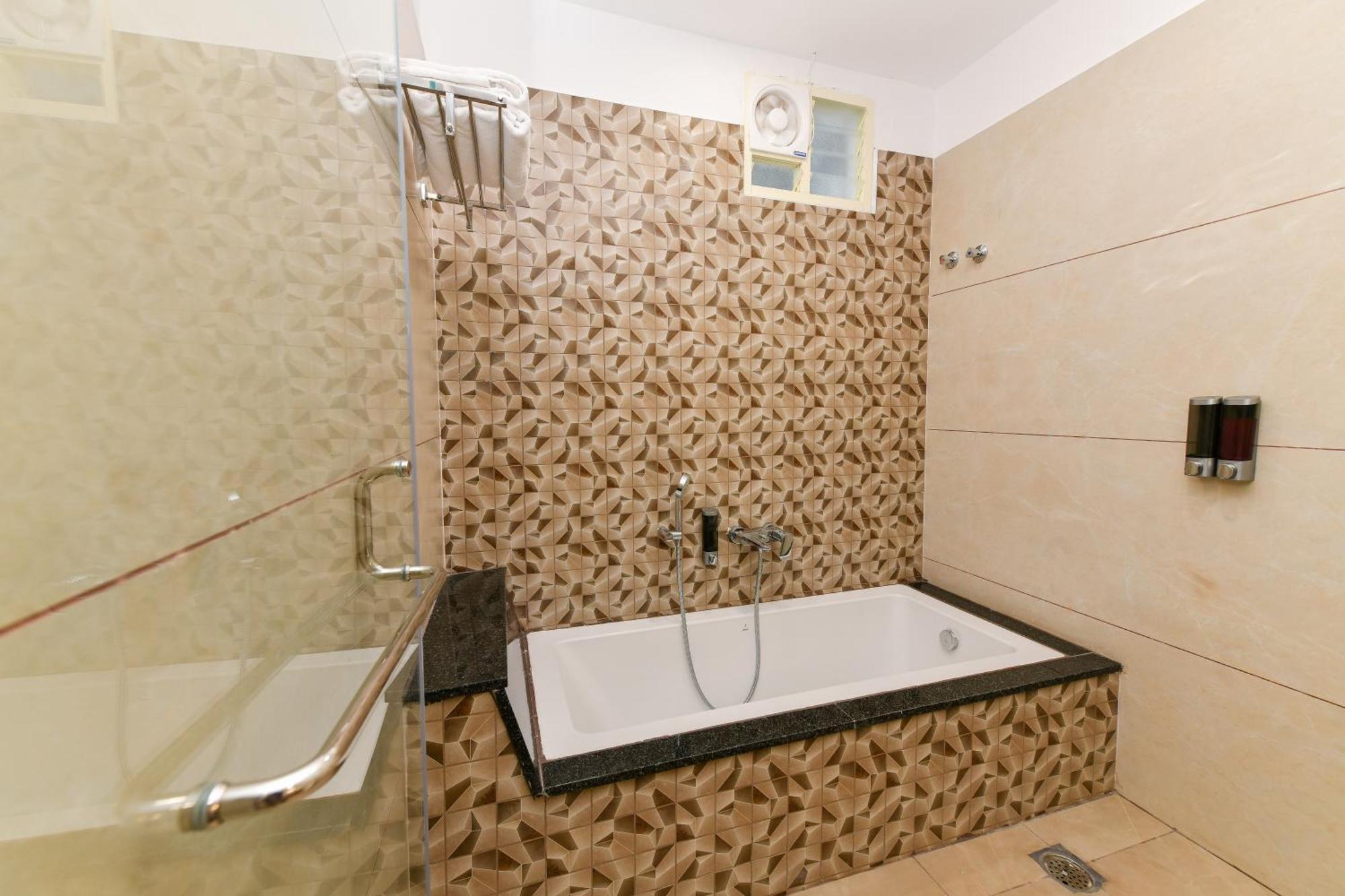 Hotel Shine International Májszúr Kültér fotó