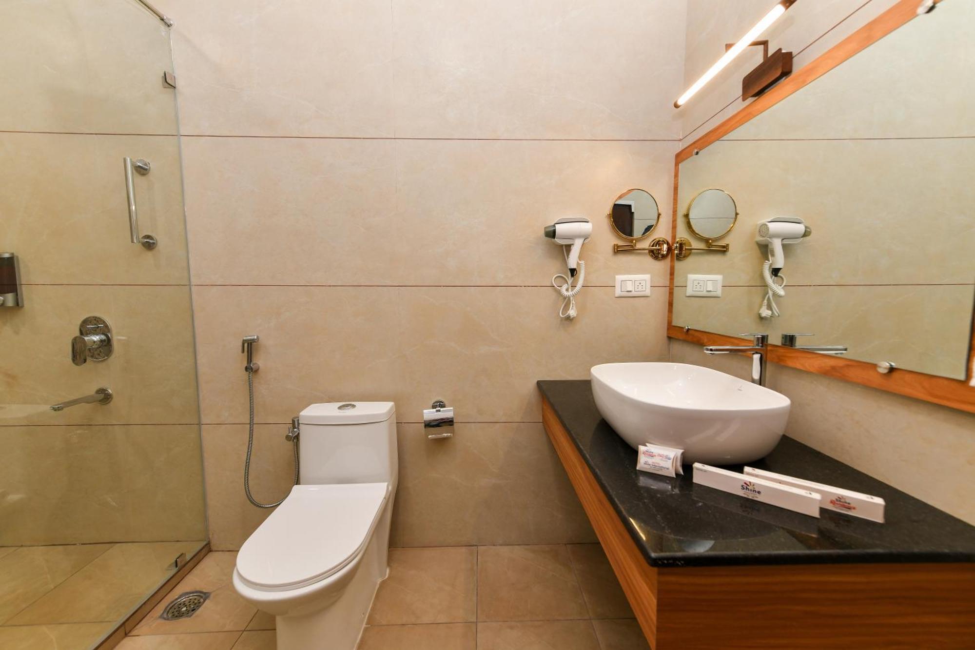 Hotel Shine International Májszúr Kültér fotó