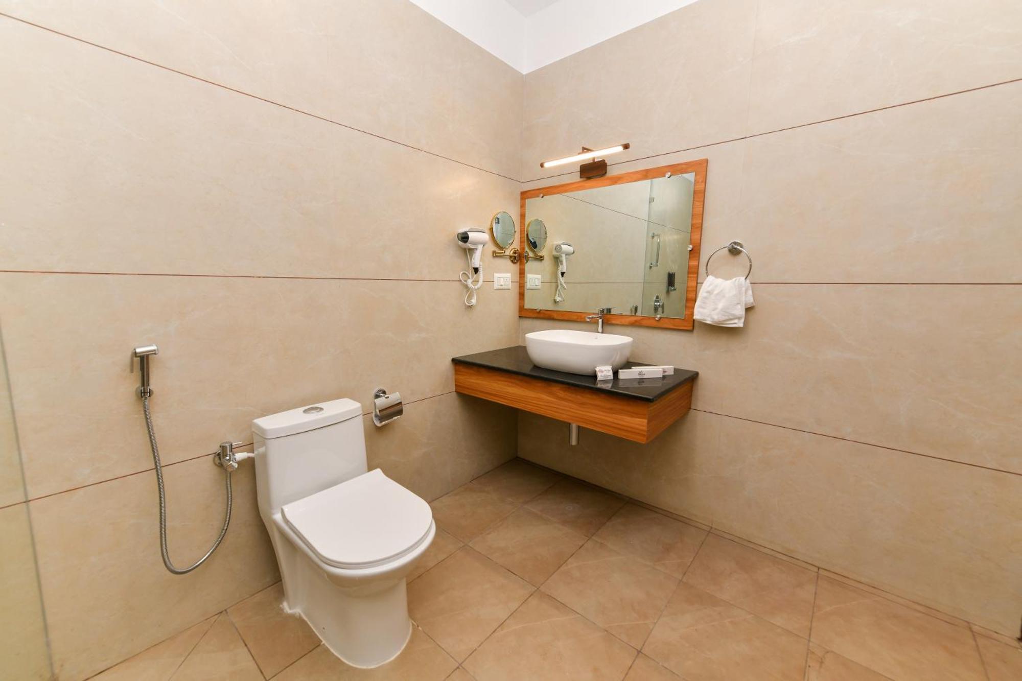 Hotel Shine International Májszúr Kültér fotó