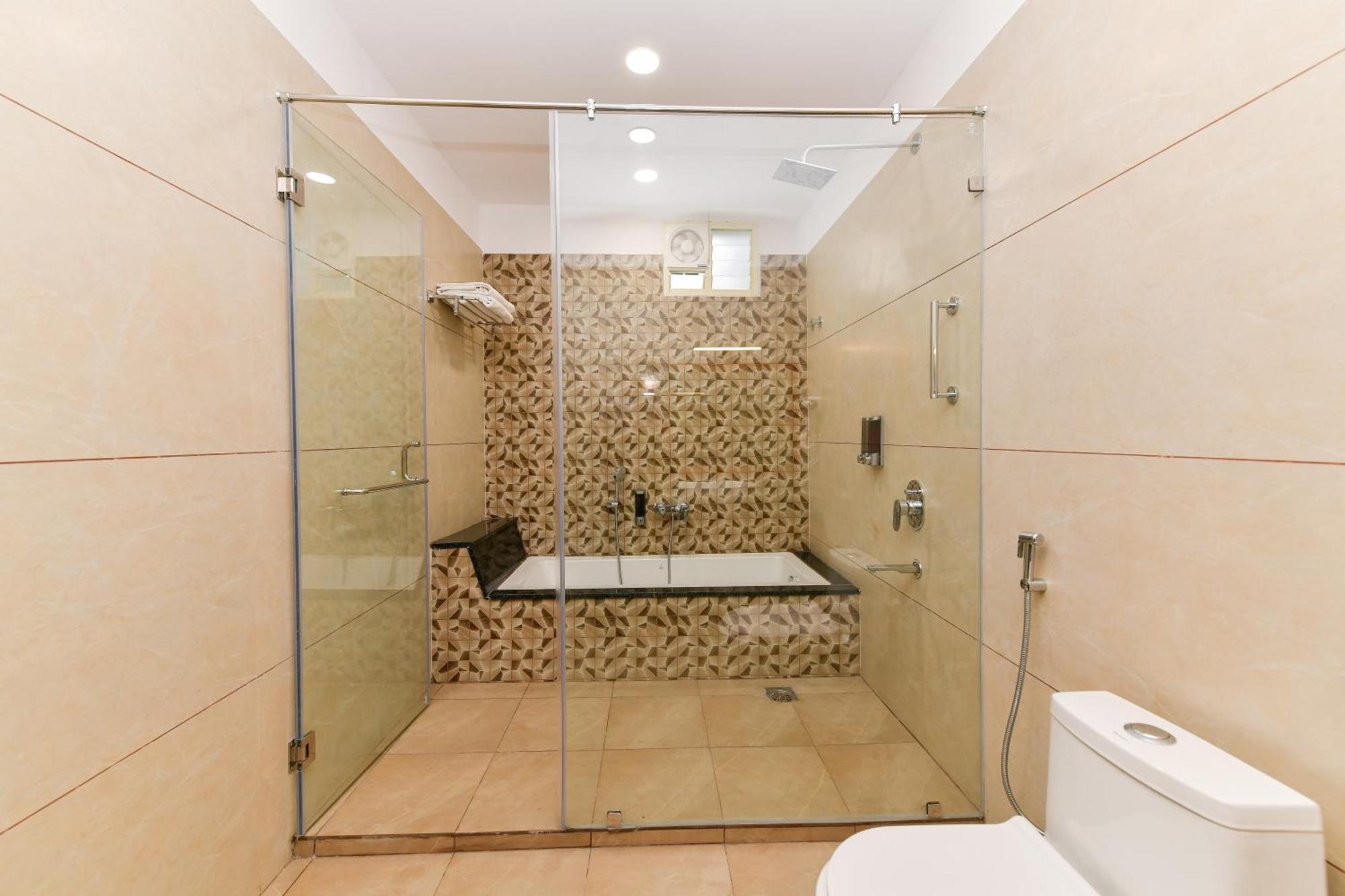 Hotel Shine International Májszúr Kültér fotó
